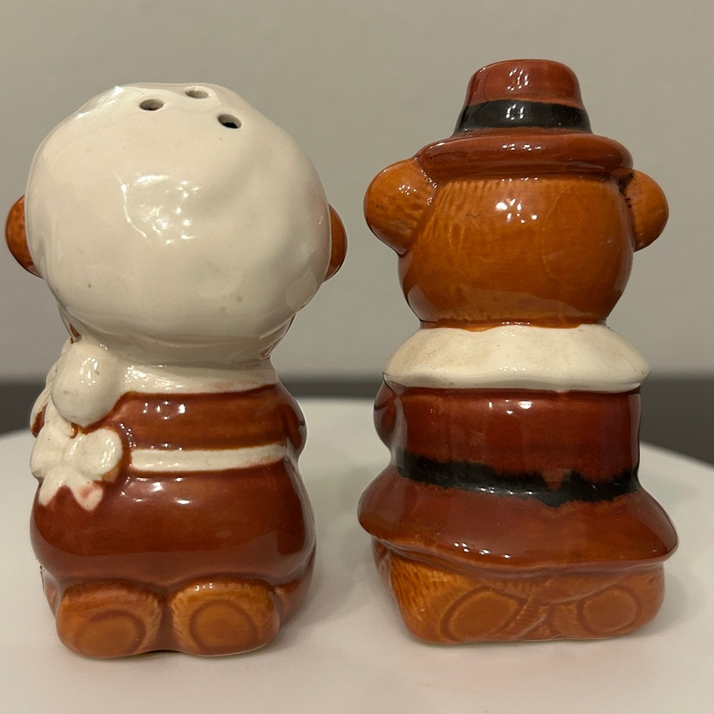 Vintage 80’s Lefton Pilgrim Bears Ceramic Salt and Pepper Shakers - Picture 3 of 9